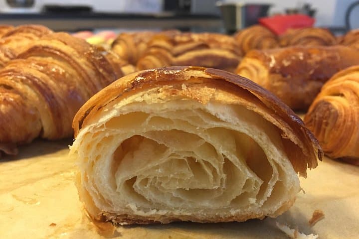 Croissant class Paris : honeycomb texture