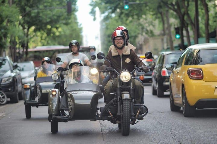 Enjoy a ride with a Parisian Guide