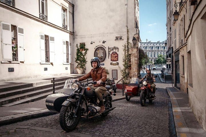 Discover small street around Notre Dame with a local Gentleman Sider