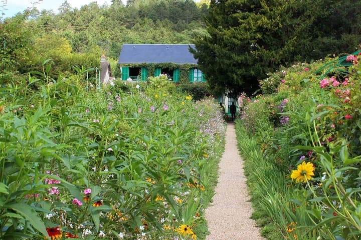 Giverny Monet's Home & Versailles Palace Day Trip from Paris