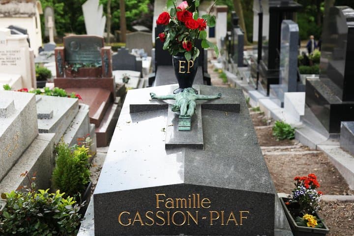Paris: Famous Graves of Pere Lachaise Cemetery Guided Tour