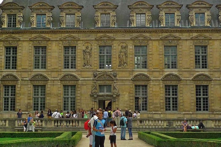 Private History Walking Tour in Paris for Teens & Family