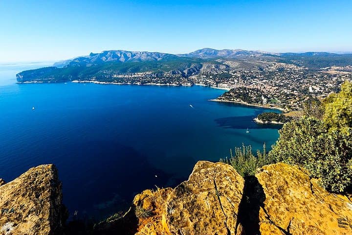 Cassis pebbly beaches, calanques, limestone cliffs and driving the spectacular scenic Route des Crêtes along the clifftops to Cap Canaille