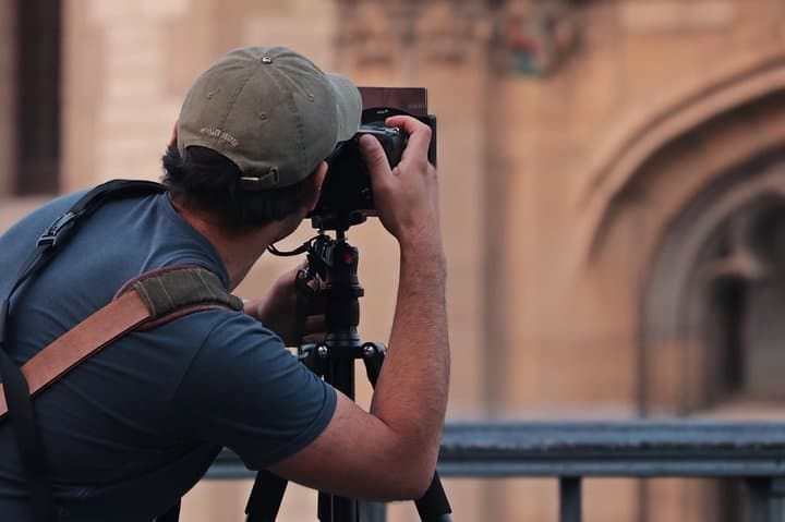 CityTour with local and Photo Portraits Souvenirs in Montpellier