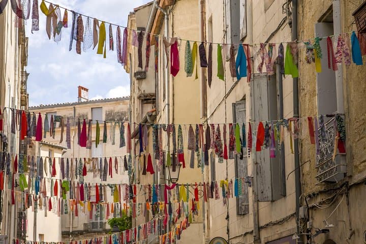 CityTour with local and Photo Portraits Souvenirs in Montpellier