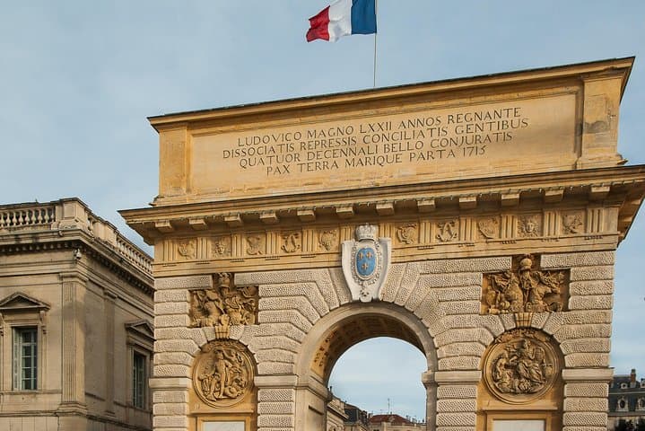 CityTour with local and Photo Portraits Souvenirs in Montpellier