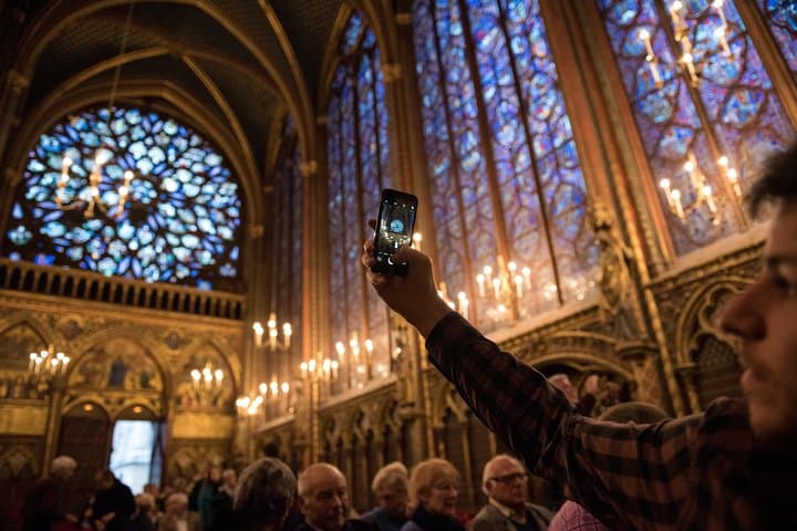 Admiring Sainte Chapelle Interior
Ph: Amélie Laurin