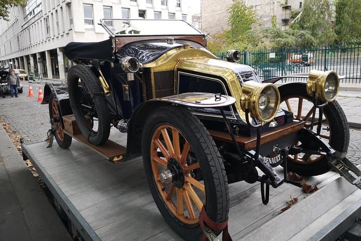 Private History Walking Tour in Paris for Teens & Family