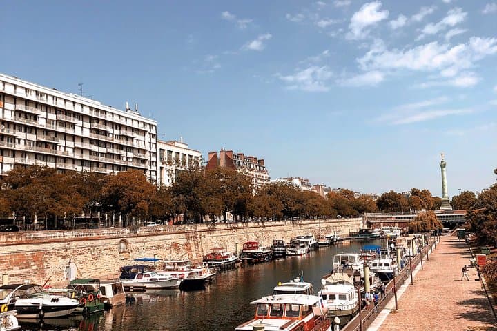 Historical Paris Walking Tour to Vibrant Food Market