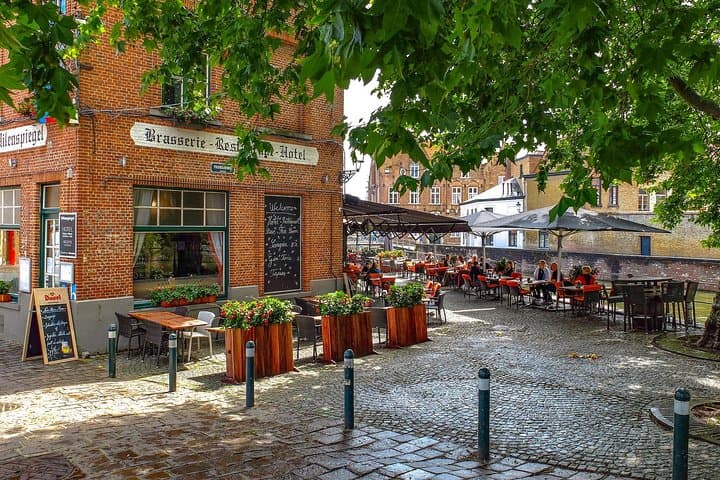 Bruges: romance, paintings and chocolate (private day-trip from Paris)