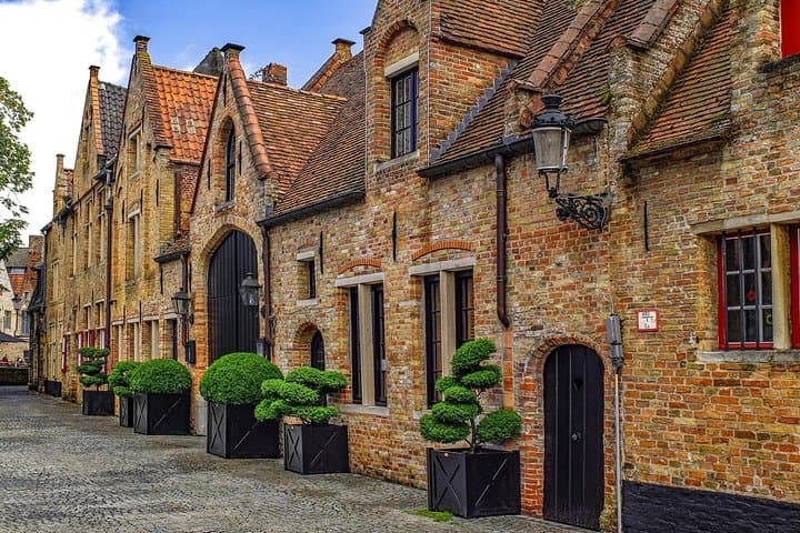 Bruges: romance, paintings and chocolate (private day-trip from Paris)