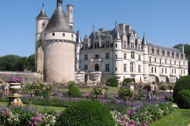 Private 12-hour round transfer to Loire Castles from Paris. Best offer!