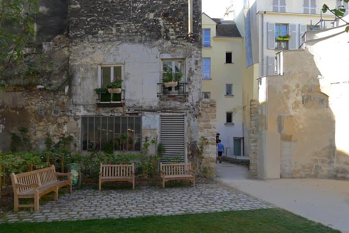 One of the most secret gardens of Paris. Perfect to wander off the beaten path.