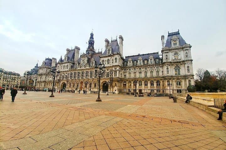 Hotel de ville: The Hotel de ville hosts the Paris city council on one of the oldest squares in Paris previously called la Place de Grève.