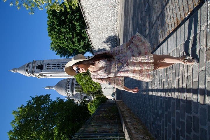 Professional Photo Shoot Tour in Paris' Montmartre