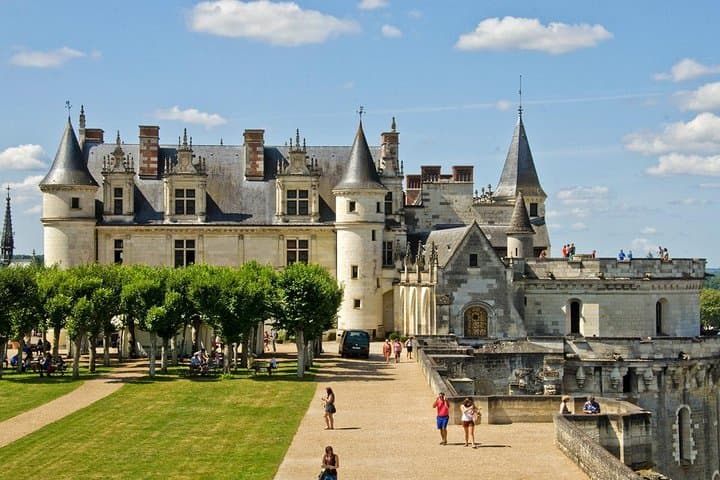 Private 12-hour round transfer to Loire Castles from Paris. Best offer!