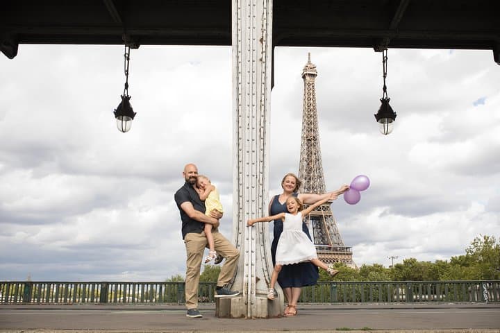 The 2 hours photoshoot could also start from the bridge Bir-Hakeim. The view from here is absolutly amazing.