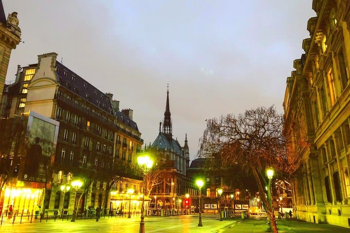 A City of Shadows: Dark Tales of Paris by Night