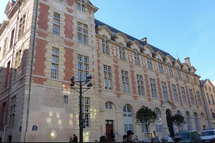 Walking tour with private guide in Saint Germain des Prés + free pastry - 2H