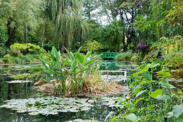 Giverny and Versailles Full-Day Private Guided Tour with Hotel Pickup