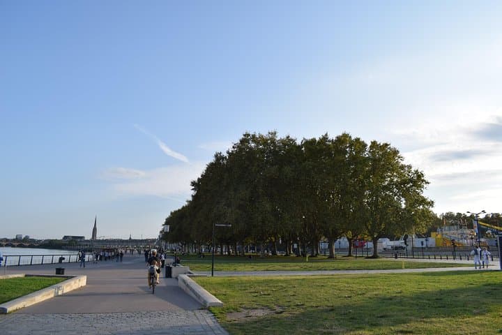 Grand tour of Bordeaux by bike