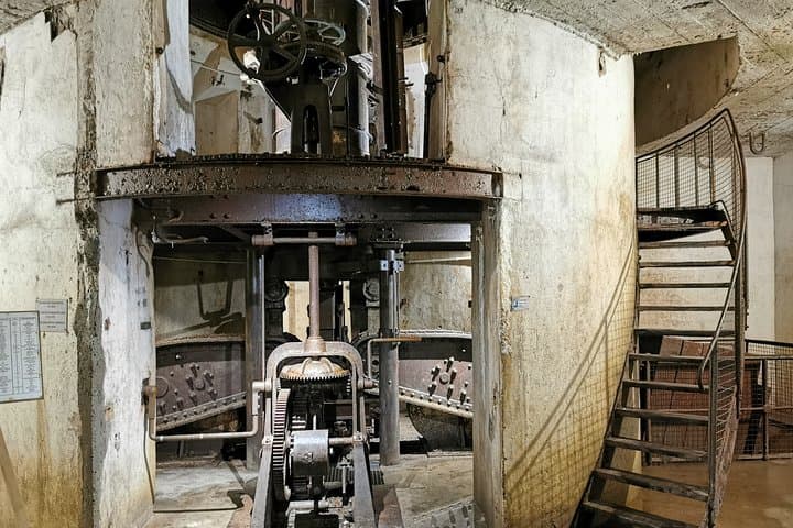 Fort de Douamont, (Mechanism for actuating the turret and the 155mm gun)