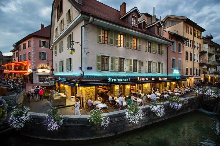 Private 2-hour Walking Tour of Annecy with official tour guide