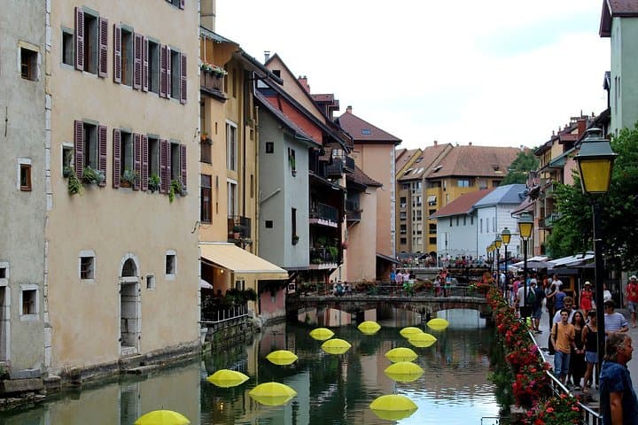 Private 2-hour Walking Tour of Annecy with official tour guide