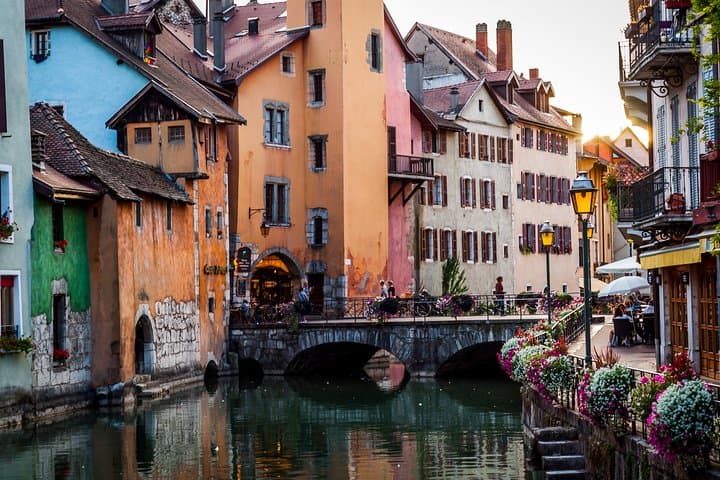 Private 2-hour Walking Tour of Annecy with official tour guide