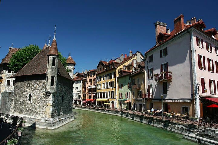 Private Full Day Tour of Perouges and Annecy from Lyon with Hotel pick-up