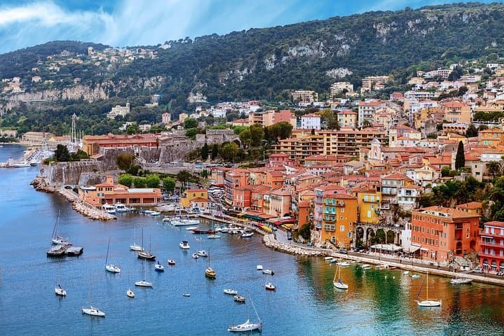Discover the beauty of old district of Nice walking tour