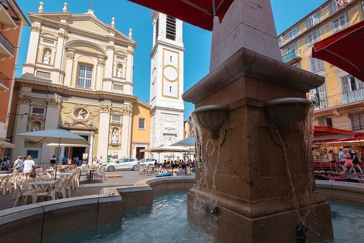 Discover the beauty of old district of Nice walking tour
