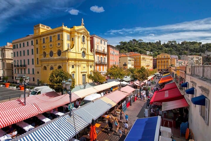 Discover the beauty of old district of Nice walking tour