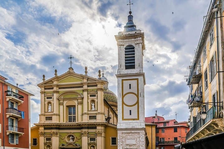 Discover the beauty of old district of Nice walking tour