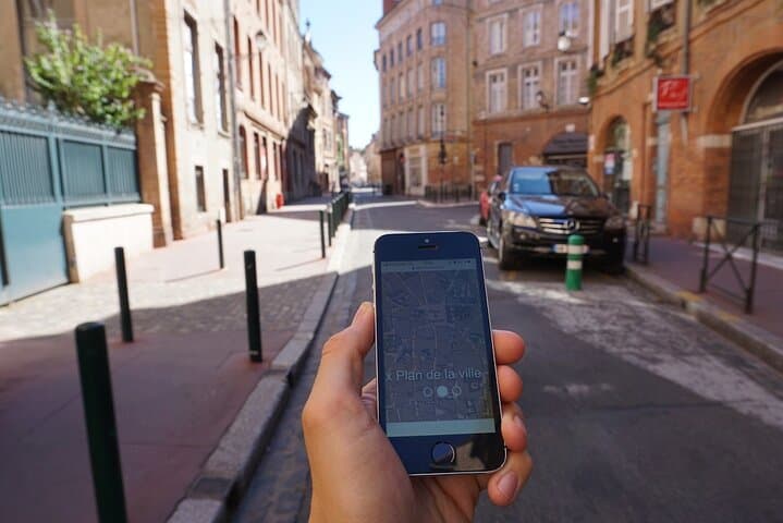 Self-guided track game to discover Toulouse