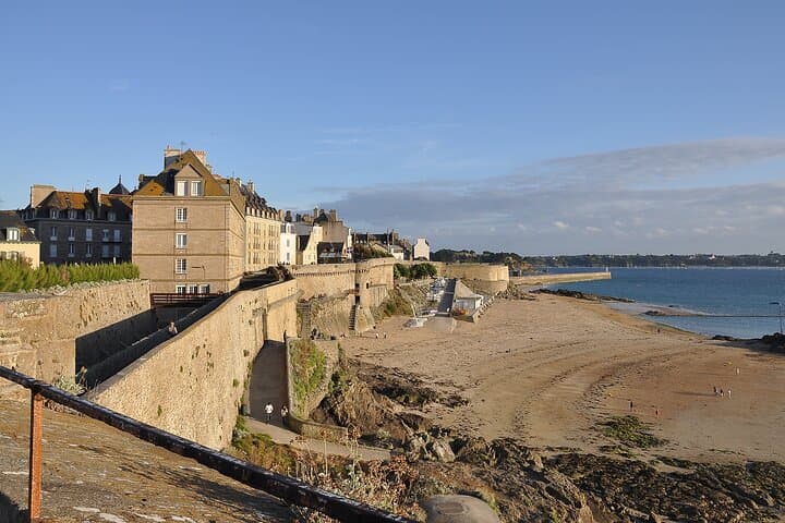 Private 2-hour Walking Tour of Saint Malo with private official tour guide