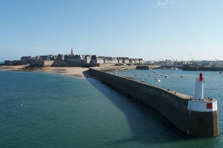 Private 2-hour Walking Tour of Saint Malo with private official tour guide