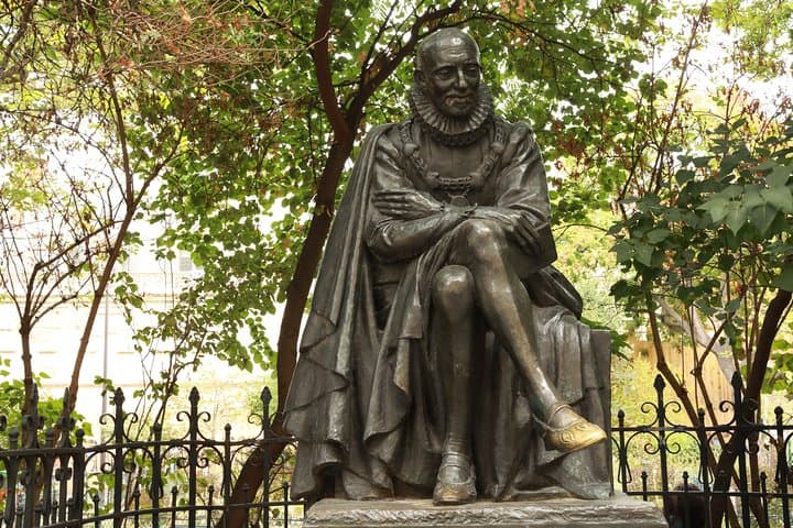 the statue of Montagne in front of University of Sorbonne