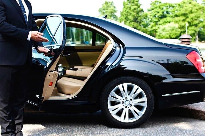 Paris to Moulin Rouge:Private Round-Trip Transfer from Your Hotel