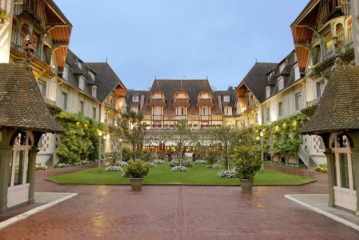 Private transfer: from Paris Charles de Gaulle Airport (CDG) to Deauville