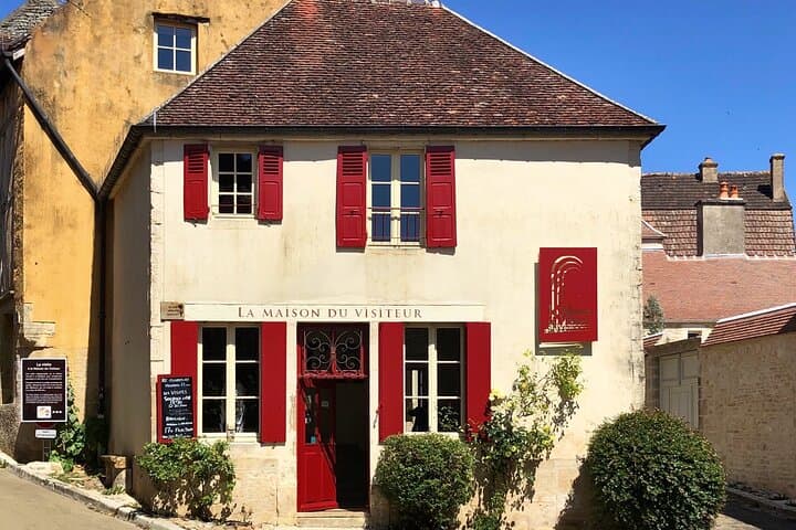 Halfway up the climb, the Visitor's House, an essential stopover