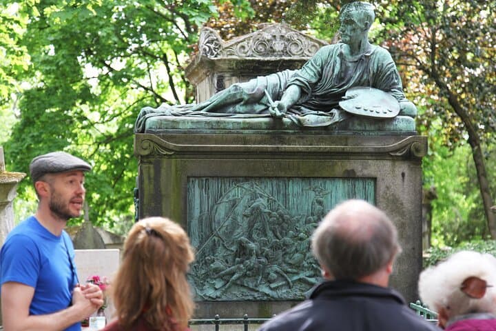 Paris: Famous Graves of Pere Lachaise Cemetery Guided Tour