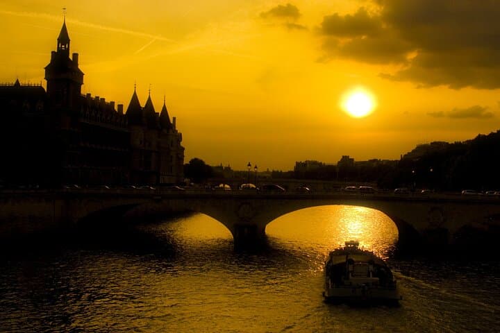 Paris by Night Walking Tour: Ghosts, Mysteries and Legends