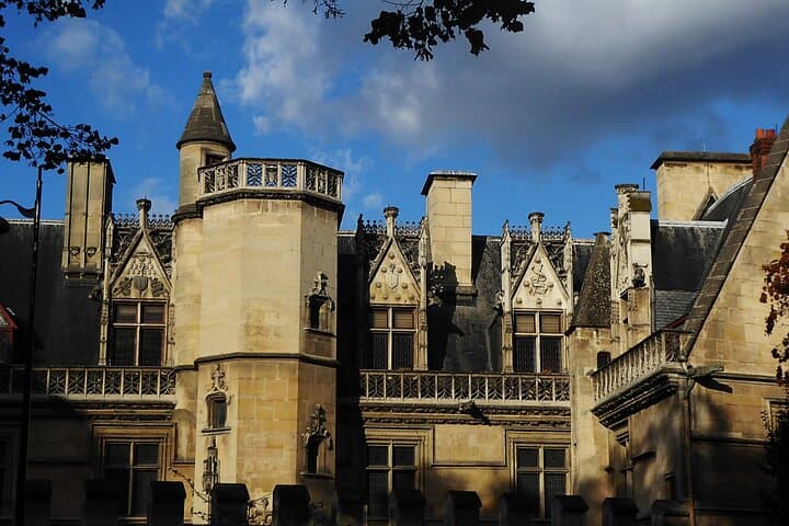 The Musée de Cluny, witness to medieval Paris, is one of the treasures to discover along the way.