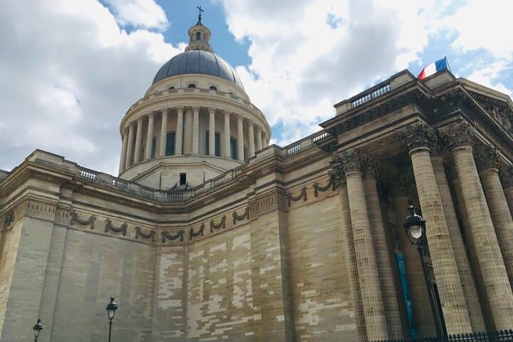 Check-out point for the treasure hunt, the Pantheon watches over the great minds... and on the beginning of the adventure!