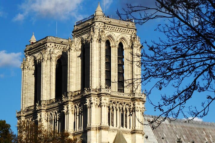 The majestic Notre-Dame Cathedral, emblematic stage of the treasure hunt.