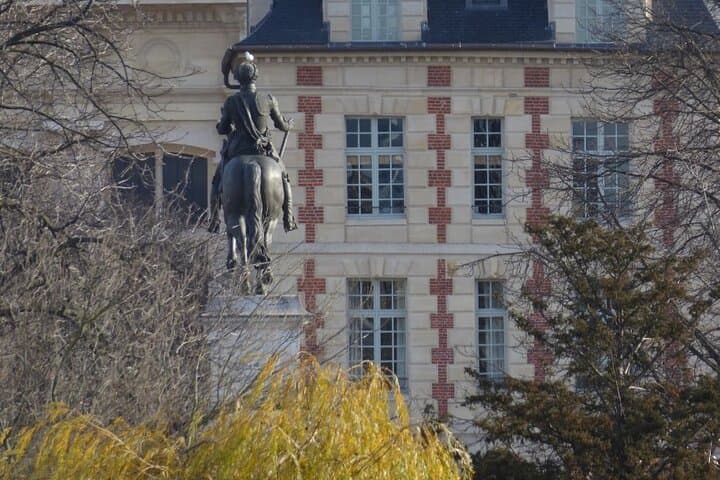 The statue of Henri IV, guardian of Pont Neuf, marks a milestone before the end of the game.