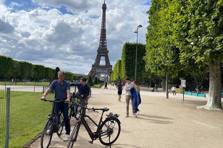 Private 2.5-Hour Paris E-Bike Highlights Tour