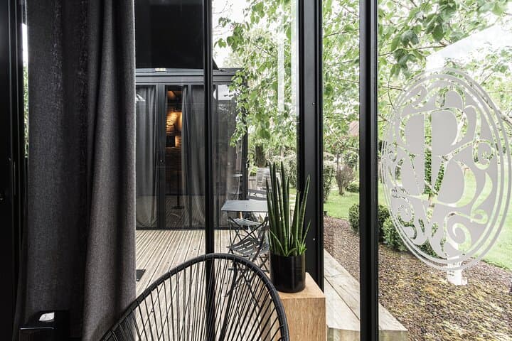 45 Minute Beauty Parenthèse Facial Treatment in Burgundy