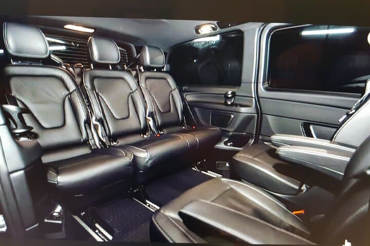 Private transfer EN VAN - DE Paris CDG Airport to Disneyland